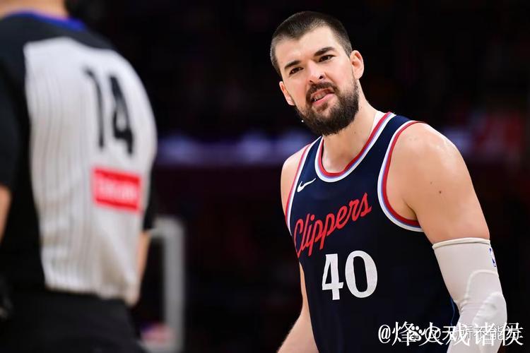 半场出战17分钟,伊维察-祖巴茨3投2中拿下4分7篮板 半场出战17分钟,伊维察-祖巴茨3投2中拿下4分7篮板